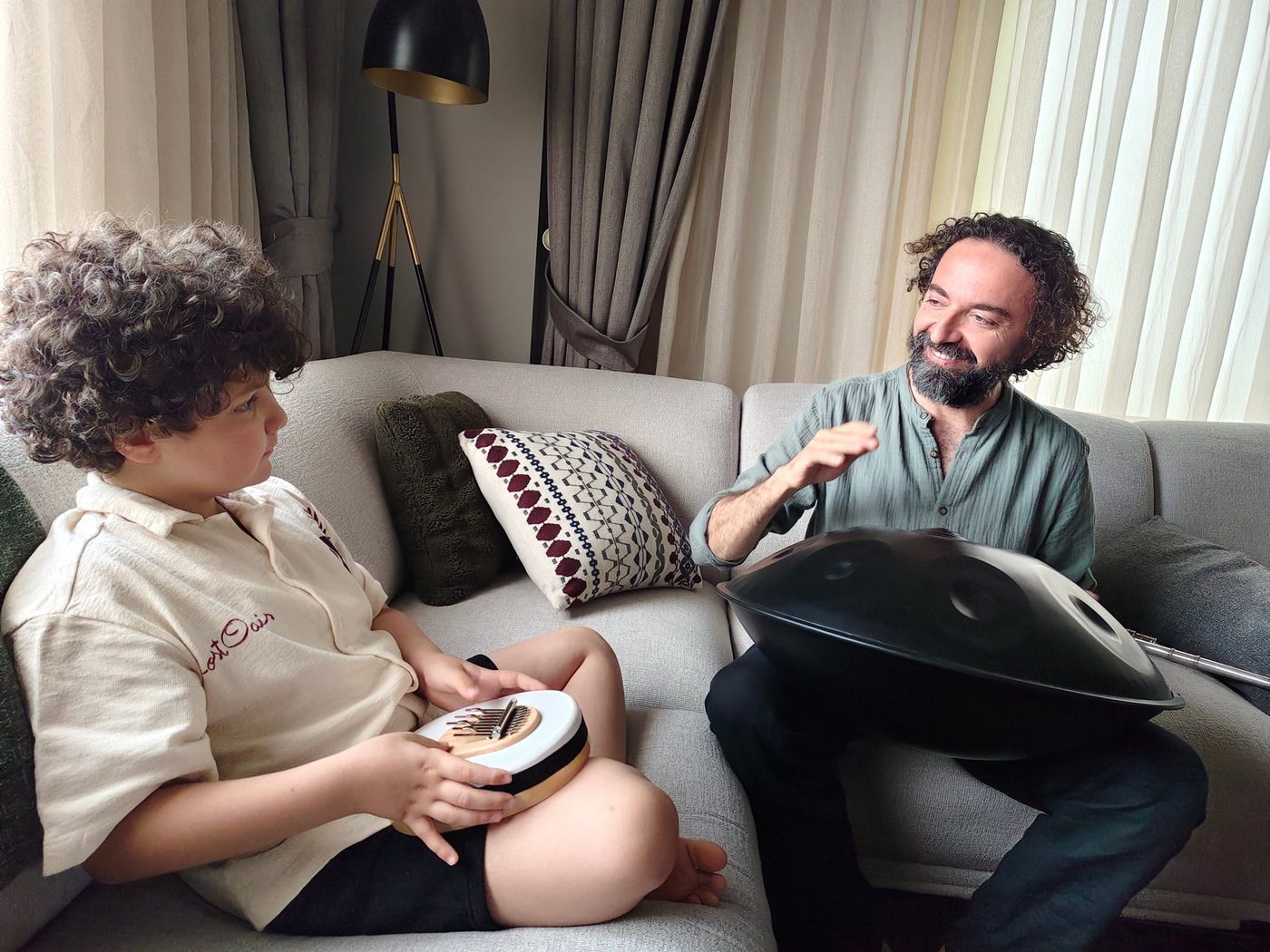 Volkan Susüzer bir çocukla kalimba ve handpan çalarken