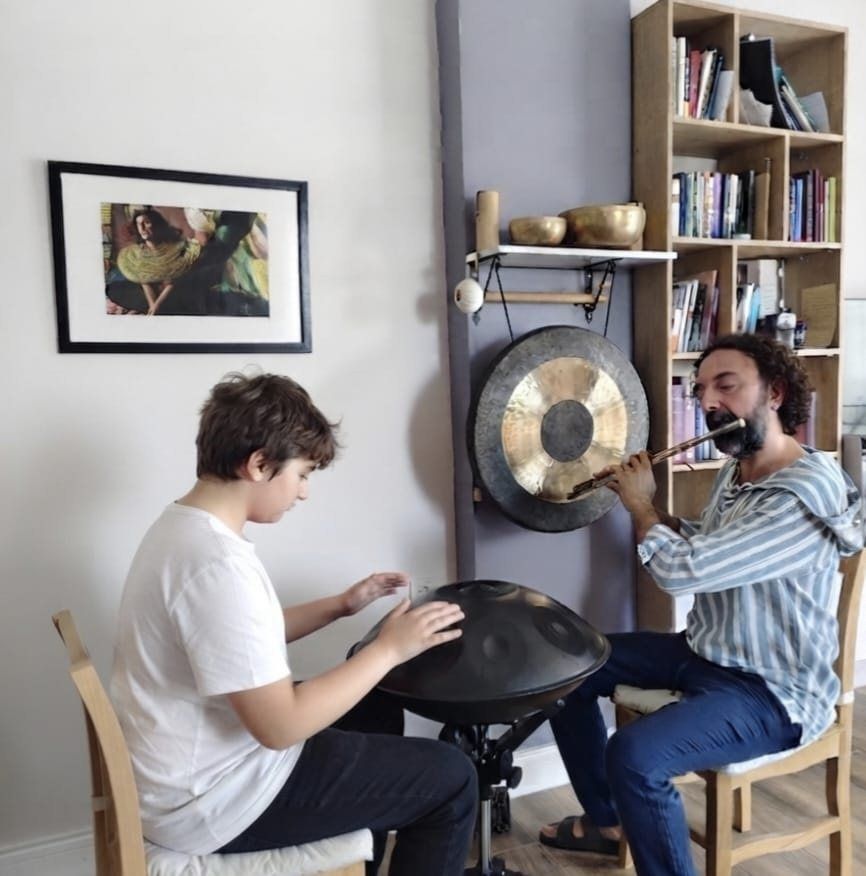 Genç bir öğrenci handpan çalarken Volkan Susüzer flütle eşlik ediyor